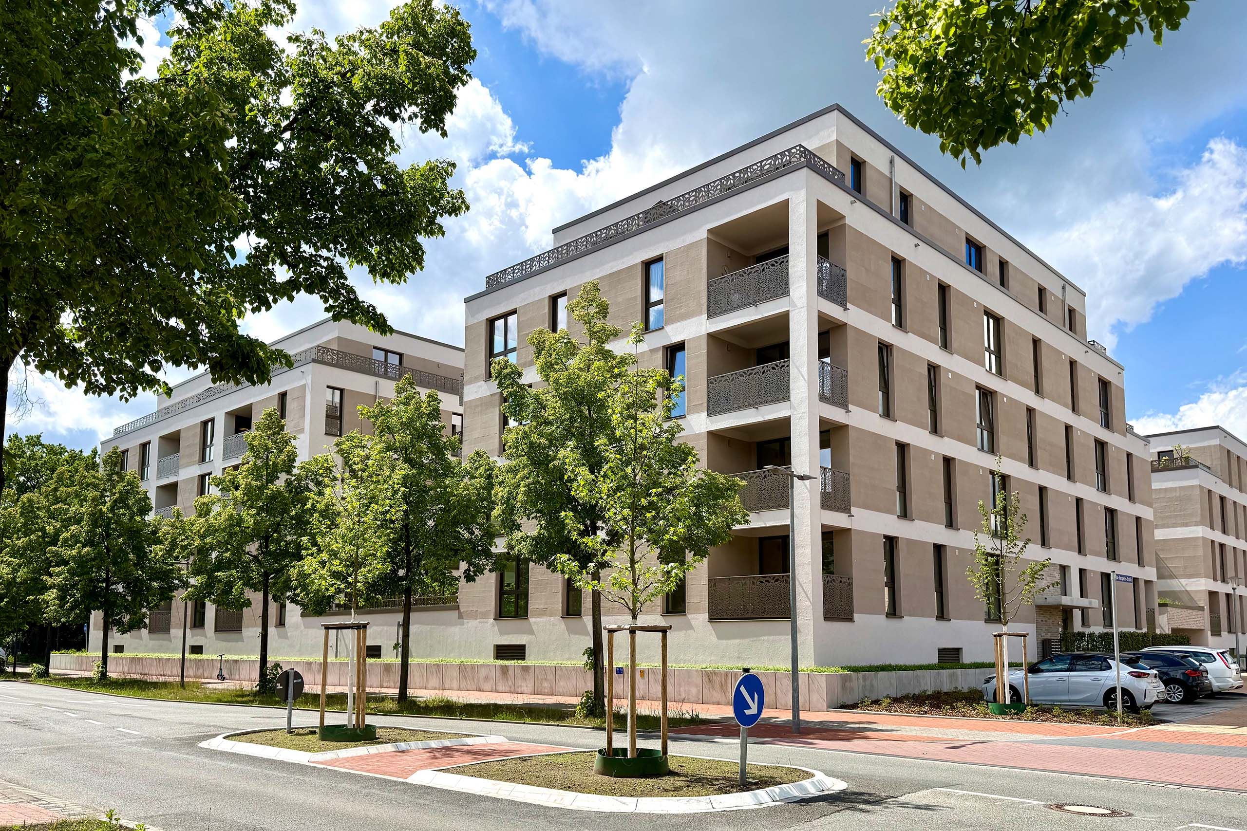 Ansicht Gebäude mit Parkplatz und Strasse