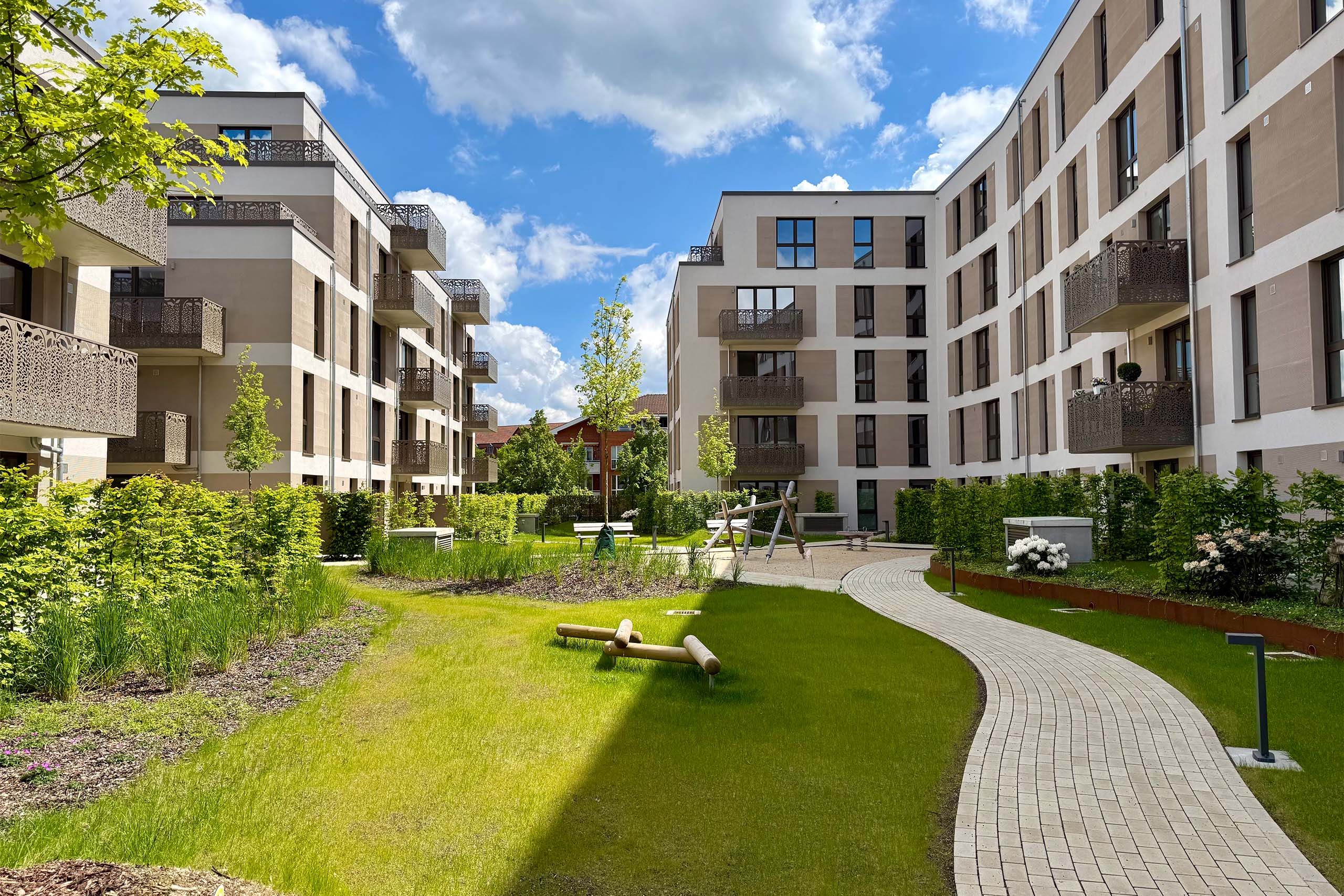 Ansicht Gebäude mit Spielplatz